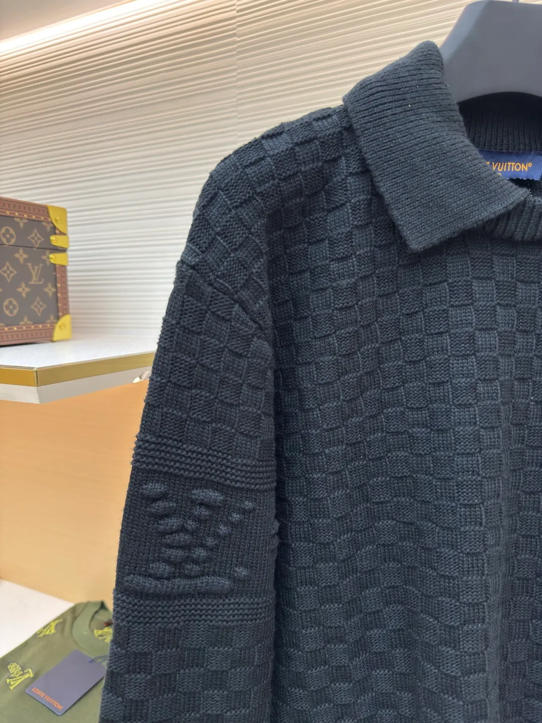 LOUIS VUITTON checkerboard embossed sweater ●Original version: purchased and developed for 12100 ●Item number: 1680745-B50 ●Fabric: crown yarn fabric ●Technology: embossed production ●Version: fitted version ●Weight: about 775 grams ●Size: XS-S-M-L ●Description: We use custom-made high-quality crown core yarn. Currently, there is no stock of yarn with this feel on the market. The core-filled yarns on the market are all cotton-containing, which is rather hard and cannot achieve the effect of the original version. The color presented is very different from the original version. Our customized core-filled yarn has a lot of manufacturing processes. It requires spinning out the raw material core, and then hooking the yarn on the machine for secondary processing and threading the raw material core! The machine cannot rotate too fast, as it will easily cause the thread to spin out, and once it does, it will be useless! After the dyeing is done, you can only use high-temperature dyeing tanks. If the temperature is not enough, the yarn will be dyed unevenly! High-temperature vats are rare in general dyeing factories! Generally, it takes 12 hours for dyeing to enter the vat, and several hours for drying at low temperature when it comes out. If the temperature is too high, it will be scrapped; after dyeing, it can only be done with a slow machine, and fast machines are prone to problems with thick and thin hair horizontal bars. In order to restore the effect of the original version to the maximum, the LOGO is exactly the same as the original version. The fabric pieces are woven at a parallel and even speed using a machine imported from Germany worth 47W. Each piece takes 270 minutes. All knots during the weaving process will be manually processed without traces. The knot-free rate is as high as 95%. It will not be woven like those ordinary computerized flat knitting machines. In order to rush the goods efficiently, the speed is turned to the limit. The stitches of the knitted pieces are different in size, pattern and pattern. The overall wiring is straight and delicate, the fabric is comfortable and soft, and the color is consistent without color difference. It can be matched with the same style to create a fashionable look and control various occasions. Customized accessories, complete with three standards, same style for men and women!